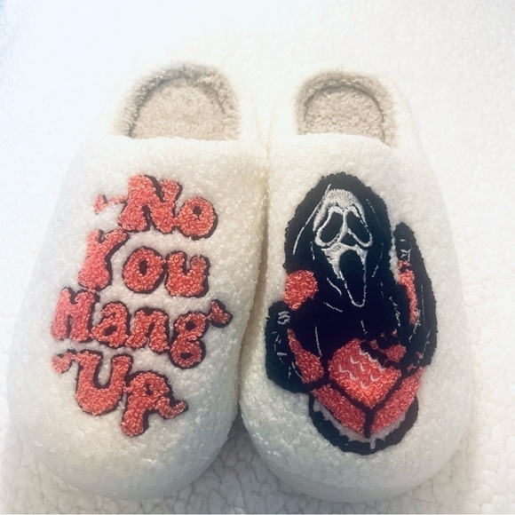 NWT Ghost Face Fleece Slippers – Scream Movie Lovers – Halloween – Size US 7-7.5 - Picture 2 of 5